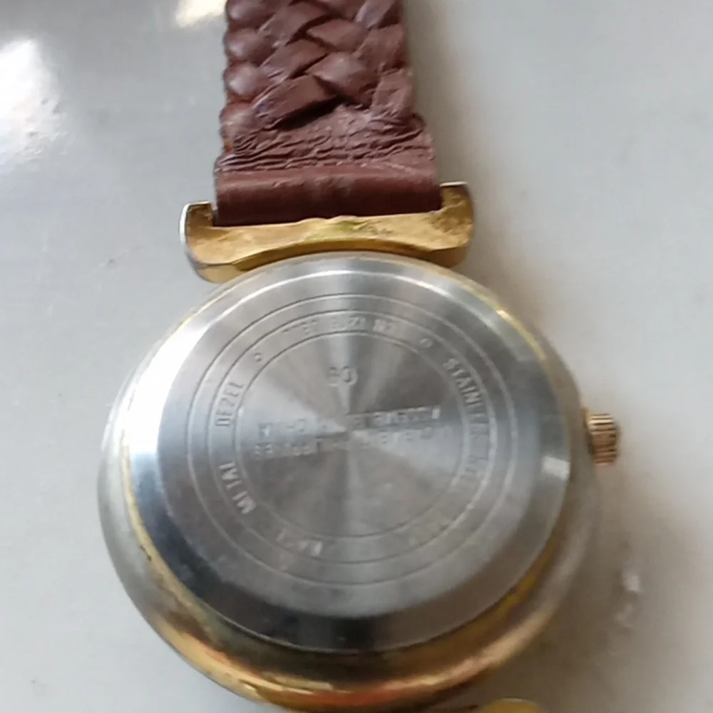 6 vintage ladies watches and one vintage new watch band. All as is. Great Deal.